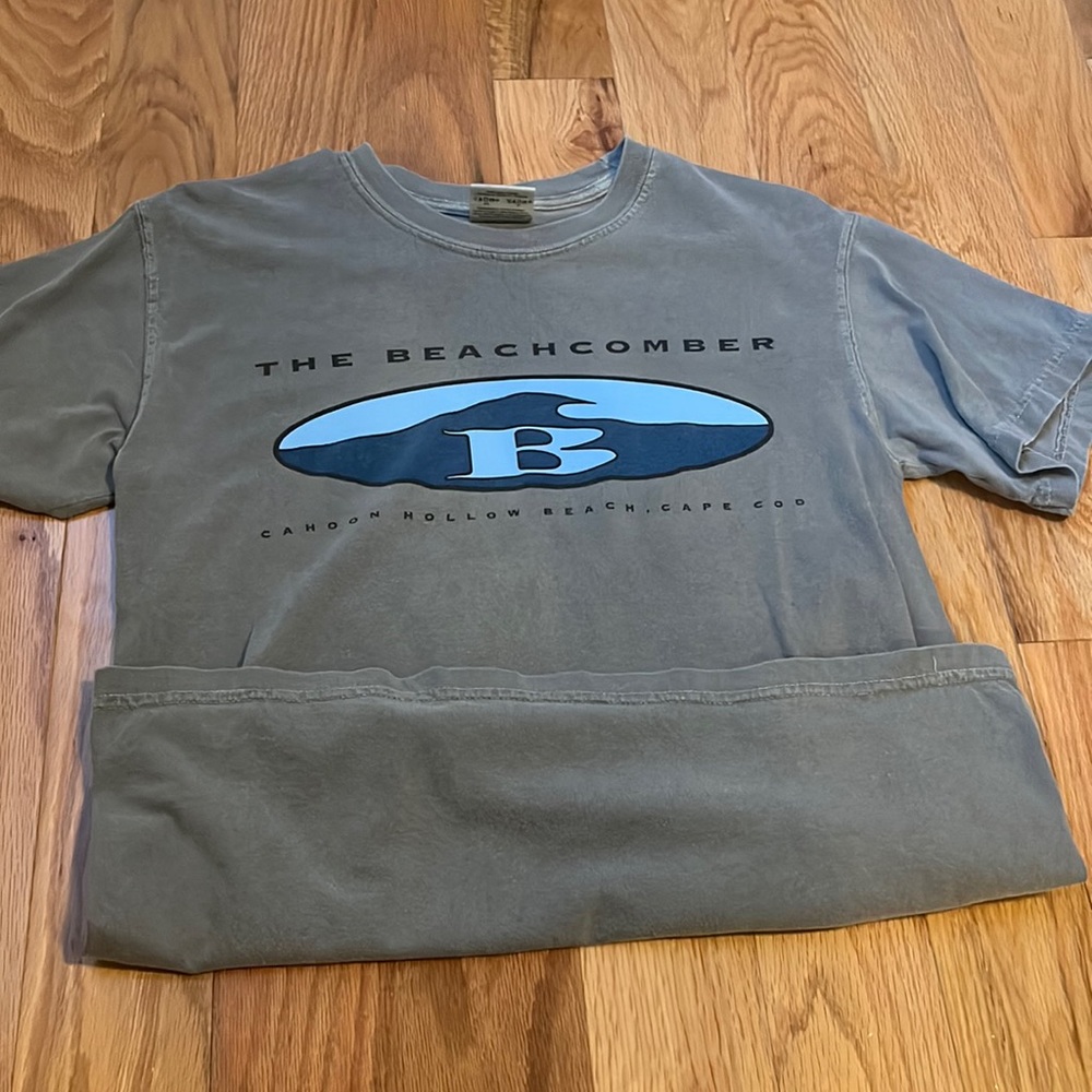 Gray t-shirt.